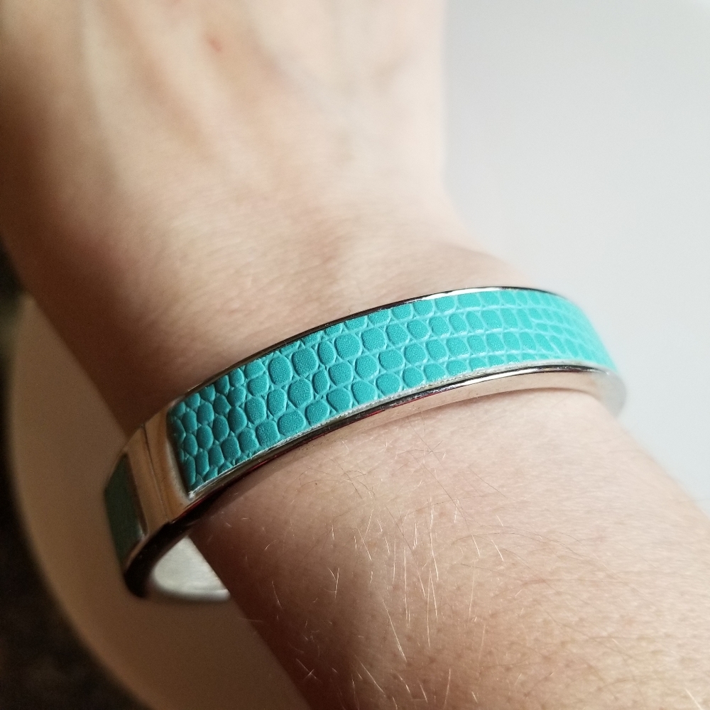 Turquoise faux moc croc magnetic bangle bracelet - Picture 8 of 8
